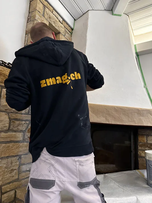 Fassadenarbeit am Gerüst durch die Zähner Maler AG in Rüti ZH