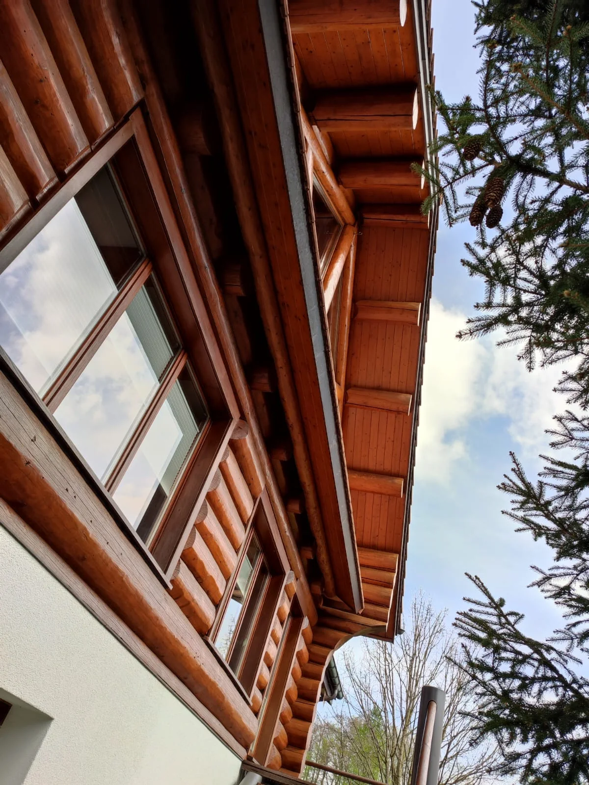 Renovierte Holzfassade eines Blockhauses, Naturholzbehandlung der Zähner Maler AG