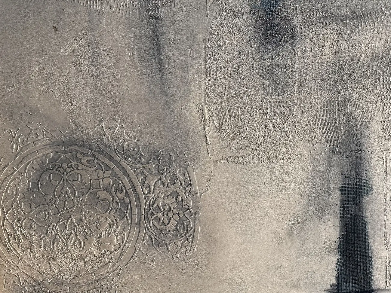 Edle Stucco-Wand mit Schablonier-Relief, Oberflächenveredelung der Zähner Maler AG