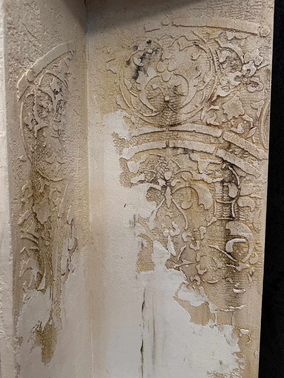 Reliefartige Stucco-Oberfläche mit warmem Goldton, dekorative Spachteltechnik der Zähner Maler AG
