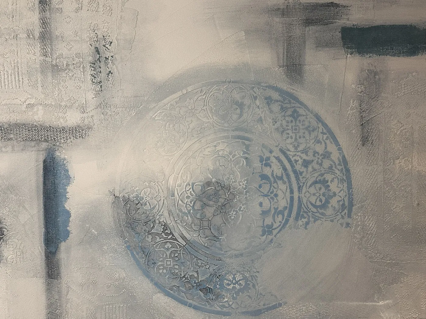 Feine Schablonier-Wandlasur mit Mandala-Motiv in Blau-Grau, Oberflächenveredelung der Zähner Maler AG