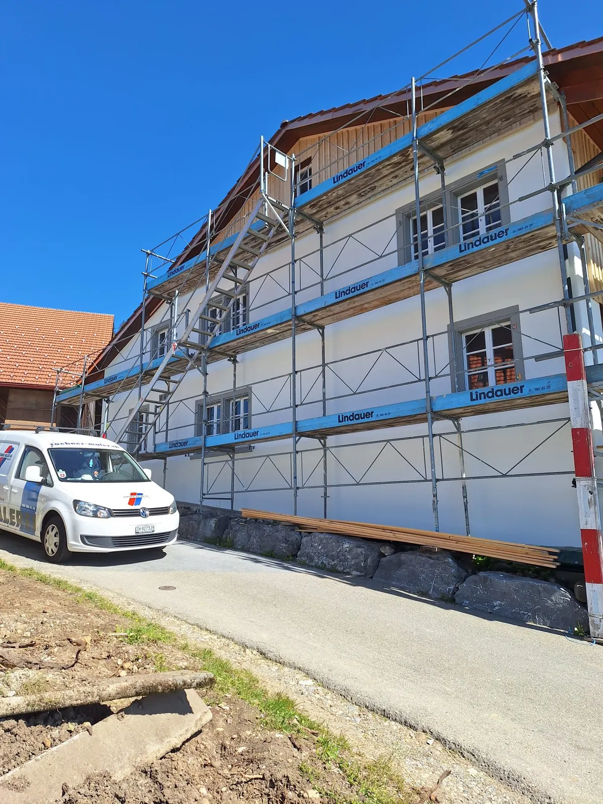Modern gestrichener Wohn-/Küchenraum, Malerarbeit der Zähner Maler AG Rüti