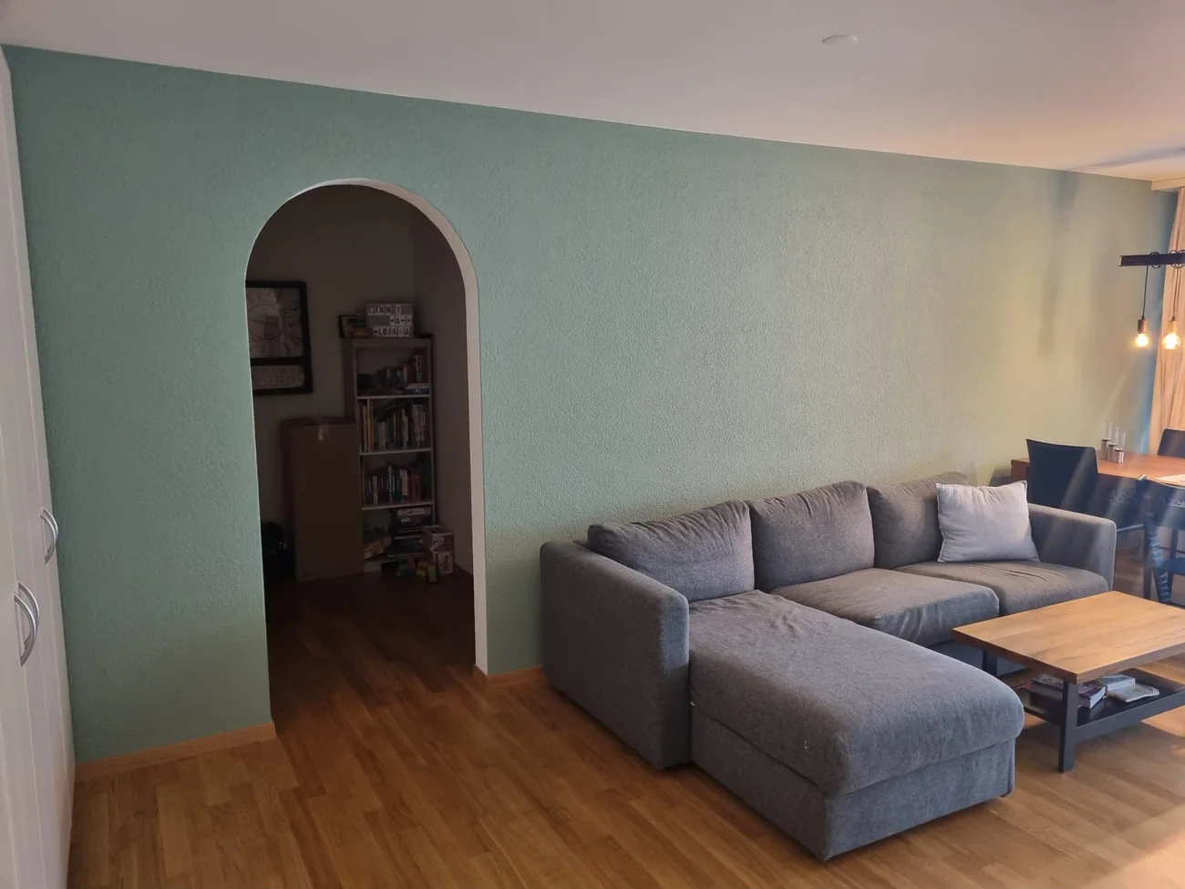 Treppenhaus mit farbigem Lichtakzent, Innenraumgestaltung der Zähner Maler AG